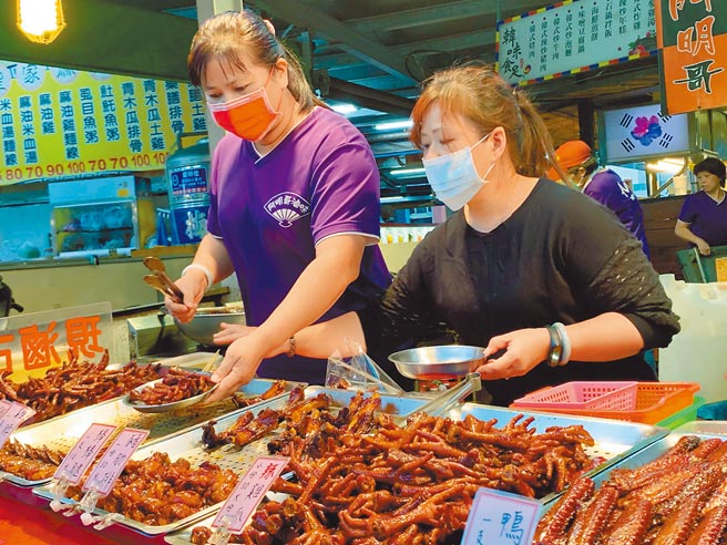 高雄凯旋青年夜市5日与市府合办「好人好市」活动雪耻，滷味摊祭出促销优惠「加1元多1件」。（柯宗纬摄）