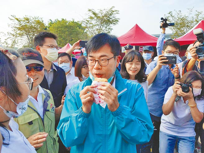 高雄巿长陈其迈（中）5日出席大寮红豆节，当场试吃红豆饼。（曹明正摄）