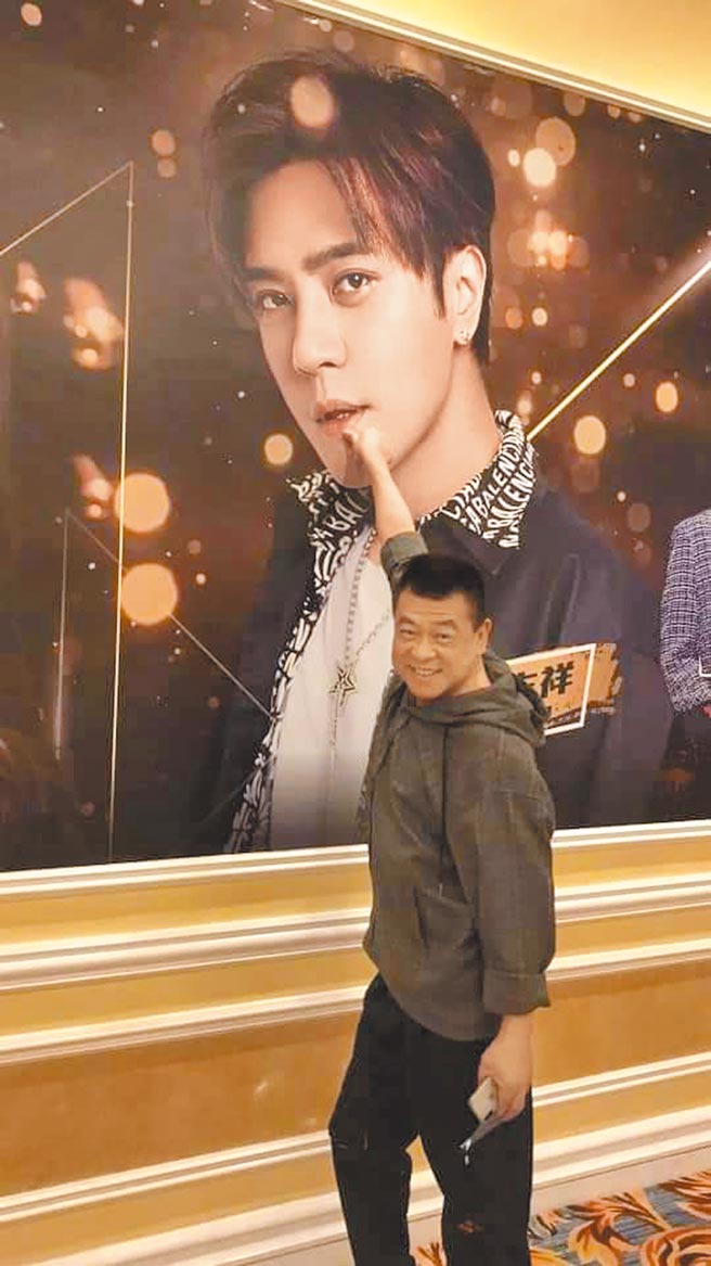孙德荣之前在澳门与小猪演唱会的海报开心合照。（摘自脸书）