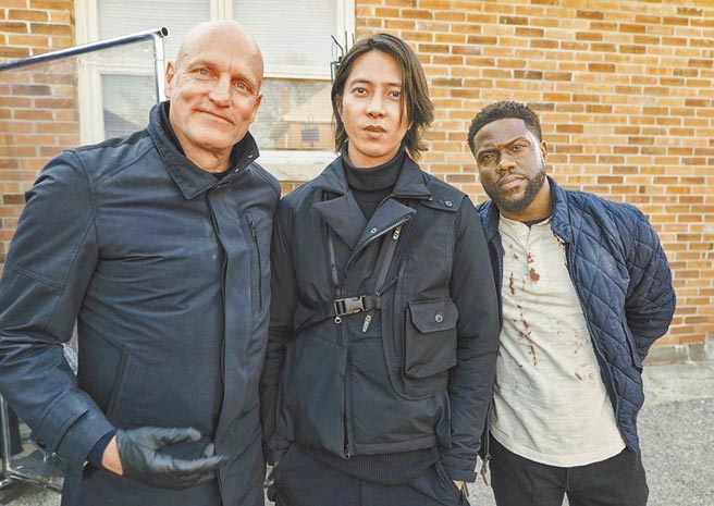 山下智久（中）與伍迪哈里遜（左）、凱文哈特合作電影。（摘自IG）