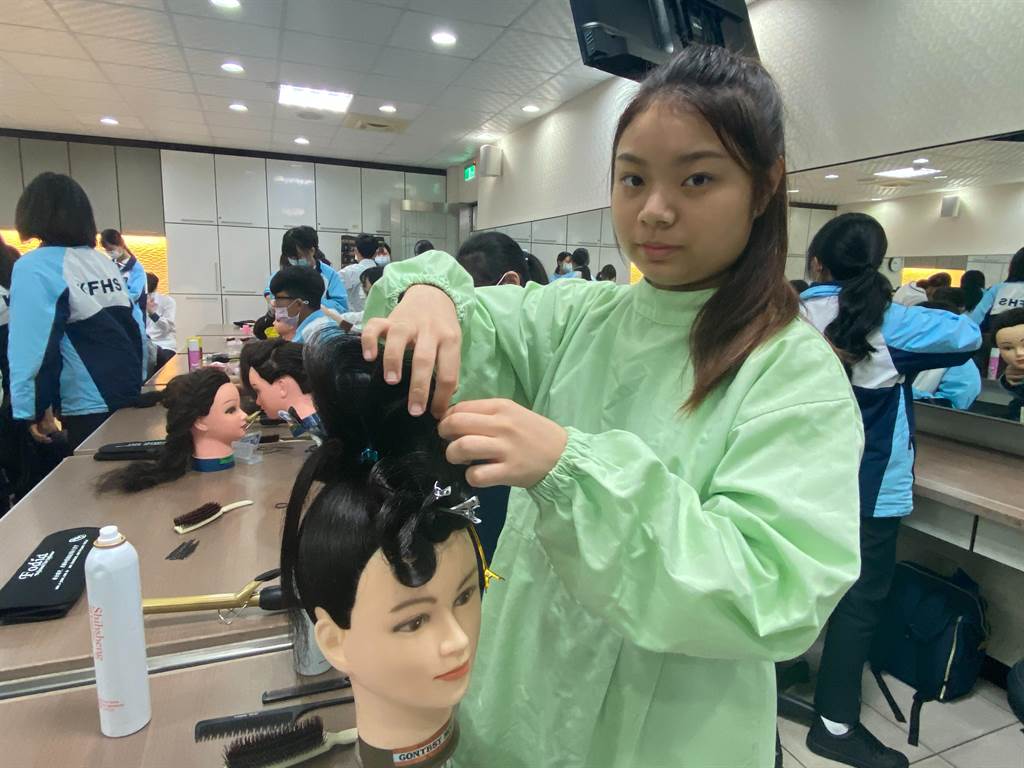 光復高中時尚造型科3年級學生戴小芳獲得全國中等學校家事類技藝競賽美髮組優勝。（陳育賢攝）