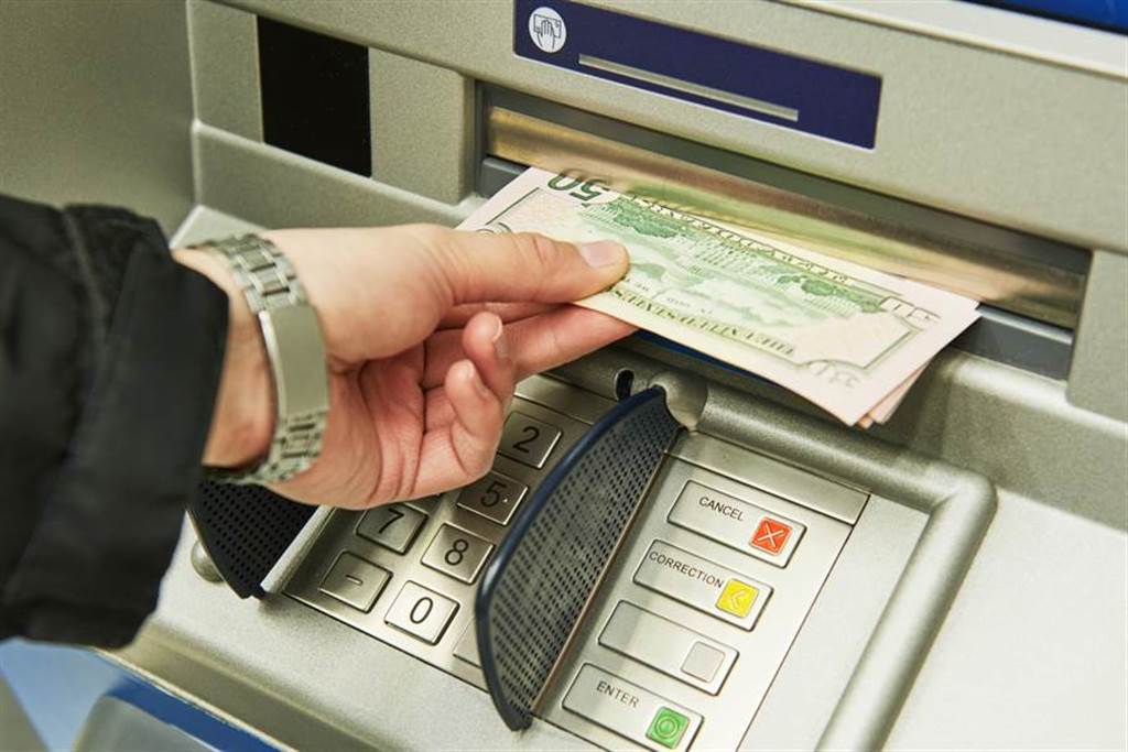 Райффайзенбанк снятие наличных в банкоматах. Банкомат. ATM Cash Machine. Доллары из банкомата. Cash withdrawal.