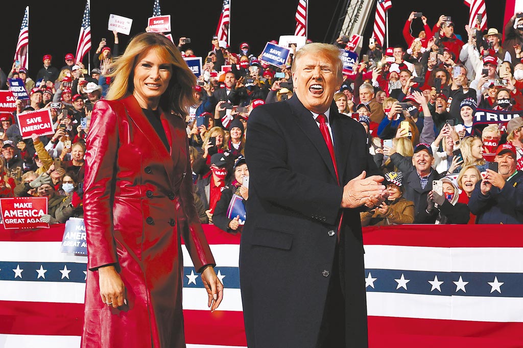 美國總統川普5日前往喬治亞州為兩名角逐聯邦參議員的共和黨籍候選人拉票，這是他11月3日選後首次出席公開活動。（路透）