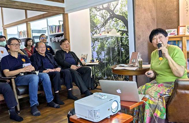 作家张晓风（右）曾在阳明大学教国文31年，6日在屏东市胜利星村「永胜5号」为一群阳明校友补上1堂国文课。特别的是，永胜5号是张晓风学生时的故居。（潘建志摄）