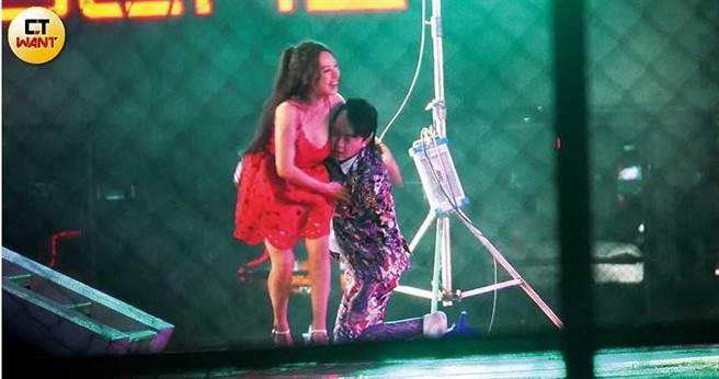 抱起张语昕时，谢和弦突然重心不稳，右脸顺势贴上女方的F级豪乳。（图／本刊摄影组）