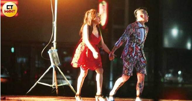 谢和弦握着张语昕的手快步前进，加入台下的临演行列。（图／本刊摄影组）