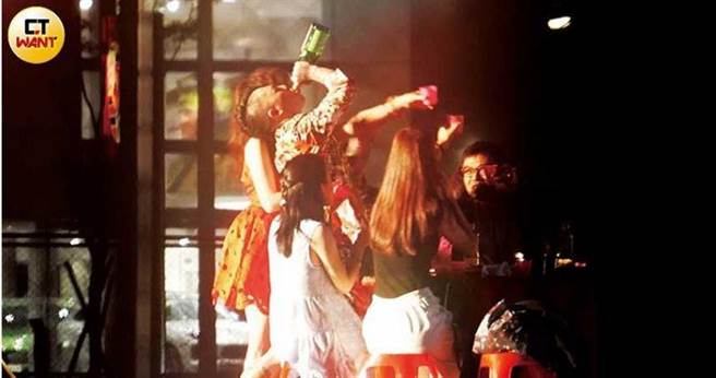 这场办桌桥段，谢和弦演出十分投入，还开心地拿起啤酒瓶大口灌。（图／本刊摄影组）