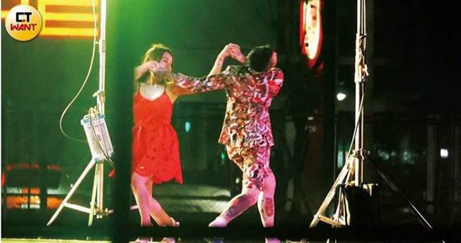 谢和弦和张语昕忘情地在停车场起舞，看来非常陶醉。（图／本刊摄影组）