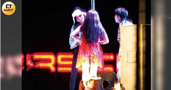 担任舞蹈编排的莉娅，十分尽责地指导两人动作演出。（图／本刊摄影组）