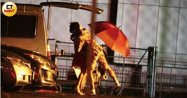 虽有正牌女友在场，谢和弦在聊天时突然上演强抱张语昕的举动，怪异行为令人不解。（图／本刊摄影组）