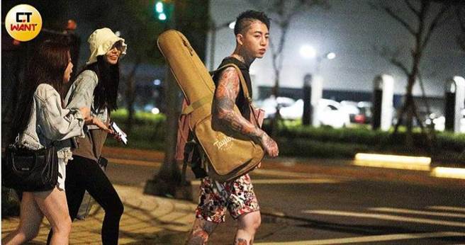 MV拍摄结束后，谢和弦和莉娅、张语昕一同搭小黄离去。（图／本刊摄影组）