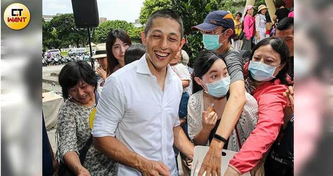 吴怡农是新潮流领袖吴乃仁的侄子，最近新潮流提案删除竞选地方党部主委须入党二年的资格限制，被认为是「吴怡农条款」。（图／郑清元摄）