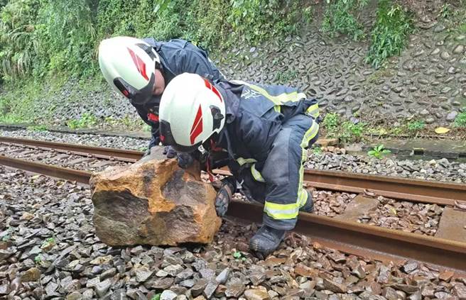 一重达70公斤的巨石掉落铁轨，导致列车延误。（台铁提供）