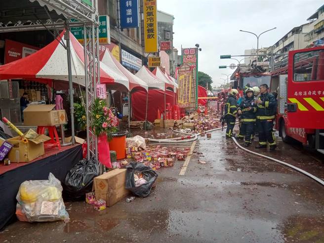 北市万华区环河南路今（7日）晨传出火警，而附近民眾则表示昨晚炮声响整晚，从未停歇，失火处楼下可见满地鞭炮碎屑。（图／中时新闻网李培睿摄影）