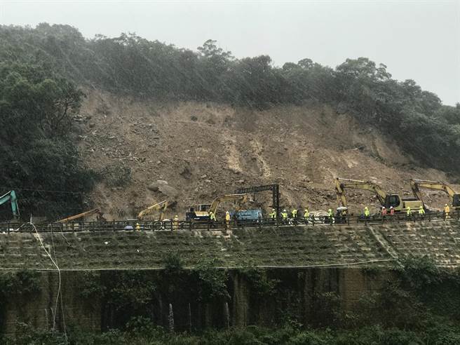 行政院长苏贞昌7日早上8点半前往现场视察，慰劳工程人员。（陈彩玲摄）