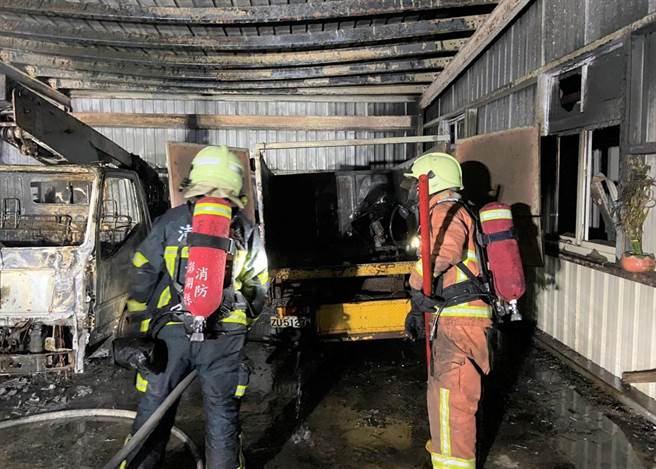 澎湖马公市公所停车棚内3辆公务货车及1辆机车莫名火灾，火调厘清案情。（澎湖县消防局提供／陈可文澎湖传真）