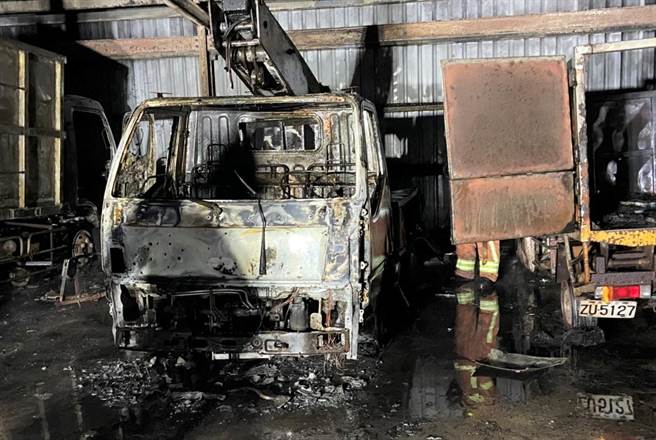 澎湖马公市公所停车棚内3辆公务货车及1辆机车莫名火灾，火调厘清案情。（澎湖县消防局提供／陈可文澎湖传真）