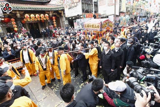 艋舺青山宫「2020灵安尊王千秋联合遶境大典」，鞭炮狂炸、垃圾堆积，甚至有人随地便溺，引发民怨。（本报资料照片）