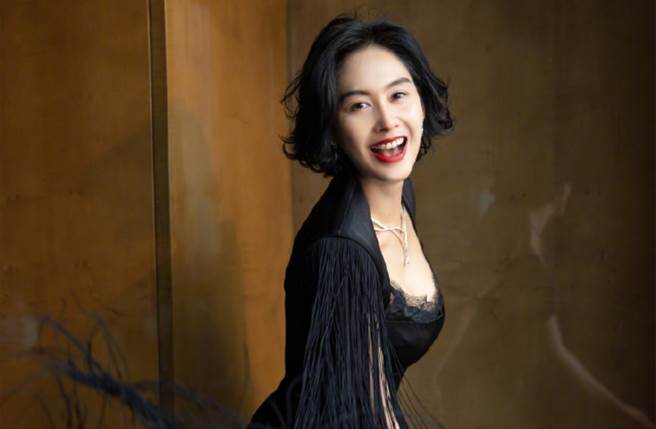 朱茵穿上黑色低胸长裙完美秀出迷人的天鹅颈及锁骨线。（图／摘自微博@朱茵）