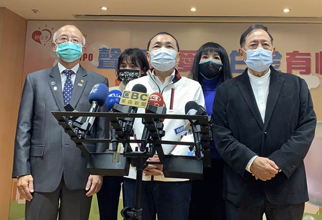 針對外傳民進黨派陳時中出征雙北市長，侯友宜認為，選舉沒那麼重要，重要是好好做事、努力做事。（許哲瑗攝）