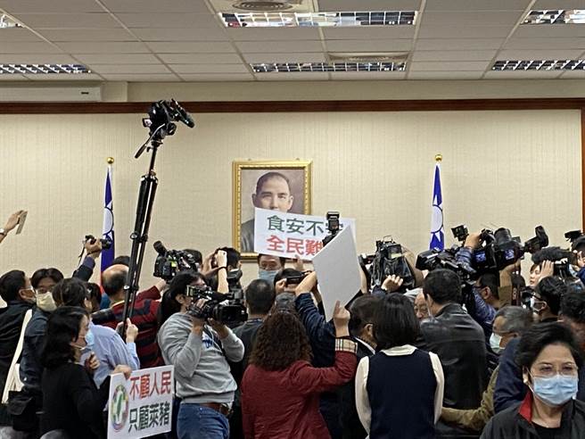 国民党立委于主席台前抗议违法表决，现场蓝绿立委数度隔空交火。（李柏澔摄）