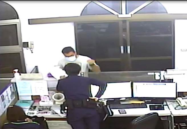 南非男子急着要帮孩子注册外籍人士新生儿相关证明，所幸值班台萧姓女警英文流利，协助上网查询相关单位。（台中市警第五分局提供／张妍溱台中传真）