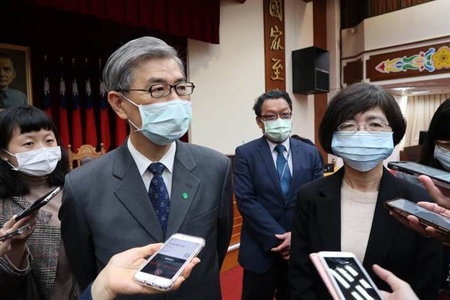 金管會主委黃天牧、銀行局長莊琇媛（右）。（魏喬怡攝）