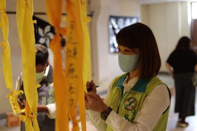 香港青年团体「边城青年」日前巡迴至台南举办「反送中」意象展，却遭到不明人士蛋袭，台南市议员蔡筱薇谴责暴力行为。（市议员蔡筱薇服务处提供／李宜杰台南传真）