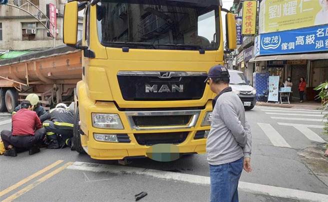 劉姓砂石車駕駛7日中午在民和街、東園路交叉口因未注意車前狀況，擦撞騎腳踏車民眾發生交通事故。（圖／民眾提供）
