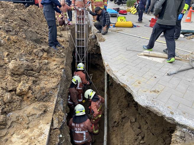 疑似1名年约50岁男工遭活埋，消防局人员正抢救中。（陈育贤摄）
