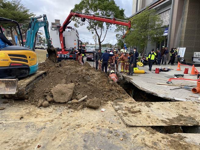 疑似1名年约50岁男工遭活埋，消防局人员正抢救中。（陈育贤摄）