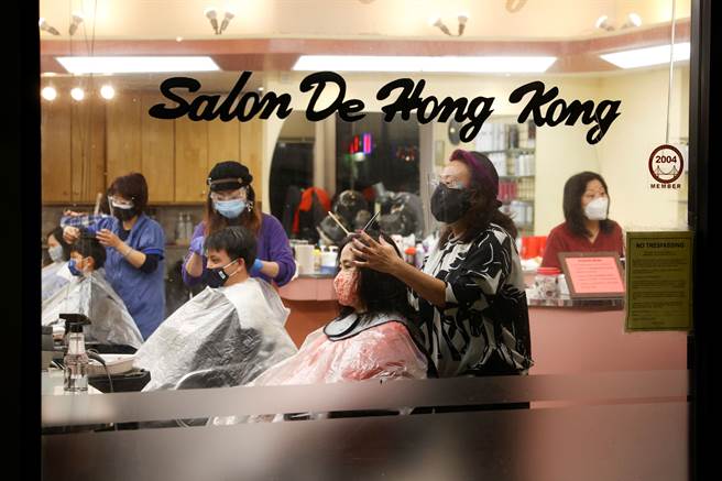 美国连续两周每日病故人数都在2000人以上，相当于美国今年春天第一波疫情高峰时期程度。(图/路透)