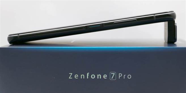 華碩ZenFone 7 Pro宇曜黑款式。(黃慧雯攝)