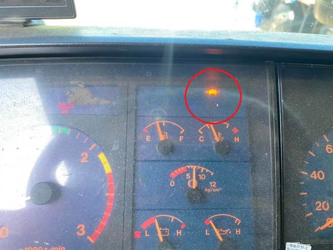 车内仪表板突亮「乌龟」警示灯，让人一头雾水，而有专家透露真正的用意。（图／翻摄自《爆废2公社》）