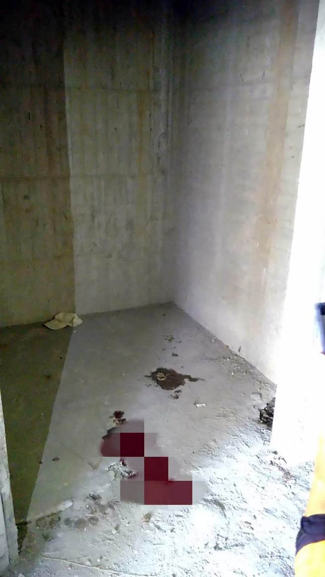 台南市安平区府前三街一处建筑工地传出疑似公安意外，黄姓工人坠落的电梯井现场血迹斑斑。（读者提供／洪荣志台南传真）