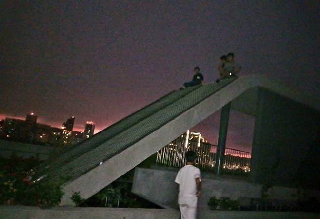 芦洲里长吴松标10月在仁爱停车场顶楼种植攀墙植物，打造地方秘境美景，近期却有许多人沿着植物攀网，爬到屋顶「秘境」拍照打卡、赏夜景，画面险象环生（里长吴松标提供／戴上容新北传真）