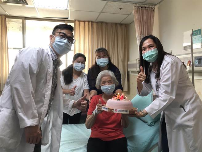 光田综合医院医疗副院长严宝胜(左)、神经内科医师吴钰慈(右)庆祝患者曾姓阿嬷(中)康復出院。（陈淑娥摄）