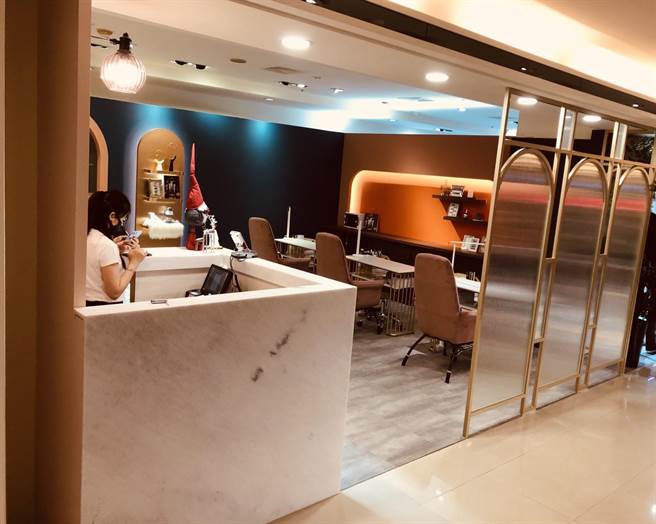 广三SOGO近日进行全馆大改装，更特别引进甲睫店，吸引女性消费者到店体验极致美甲美睫等享受。（冯惠宜摄）