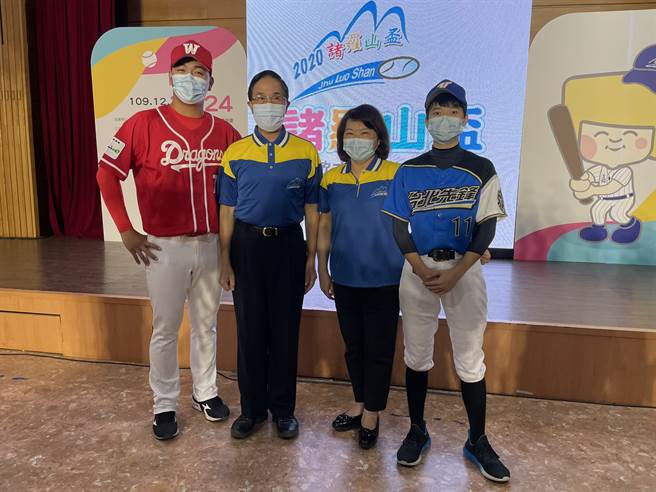 味全龙球员刘崇圣（左起）、体育署副署长王水文、嘉义市市长黄敏惠、女棒刘修竹。（毛琬婷摄）