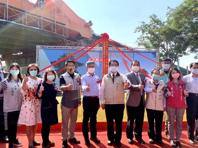 台南市长黄伟哲（前排左五）7日偕同相关单位、民代，一同为文贤路改建动土。（李宜杰摄）