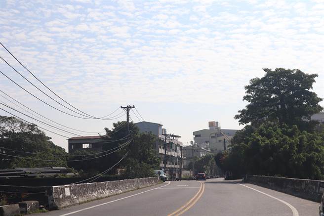 文贤桥未来将拓宽至15公尺，且双向布设人行道、混合车道。（李宜杰摄）