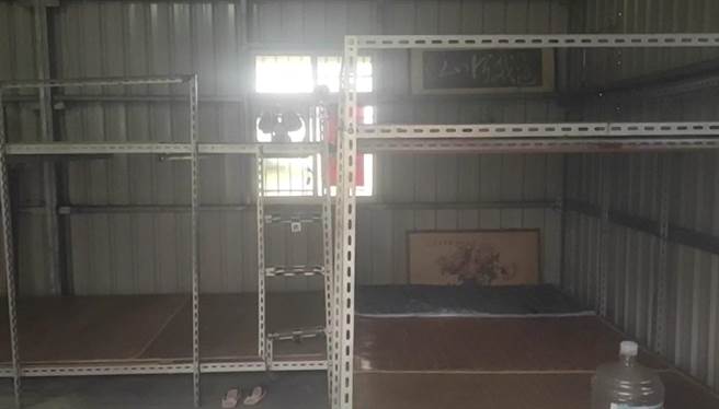 案688印尼移工染疫确诊，她与47名移工集中採检后共同在大园一处宿舍，共用通铺及卫浴，引发外界疑虑。(蔡依珍摄)