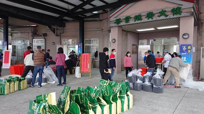 鹿谷乡农会冬茶竞赛，缴茶后进入评审阶段。（廖志晃摄）