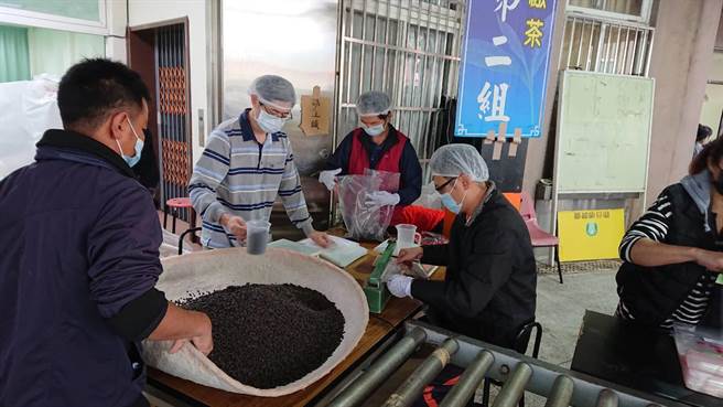 鹿谷乡农会冬茶竞赛，缴茶后进入评审阶段。（廖志晃摄）