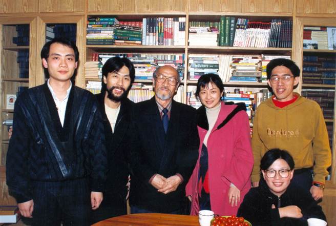 1992年，王洛賓（左3）與友人會面。（本報系資料照片）
