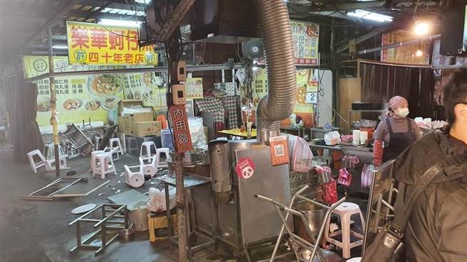 新北永和知名乐华夜市，发生蚵仔煎摊被翻桌案件（照片翻摄《爆怨公社》）