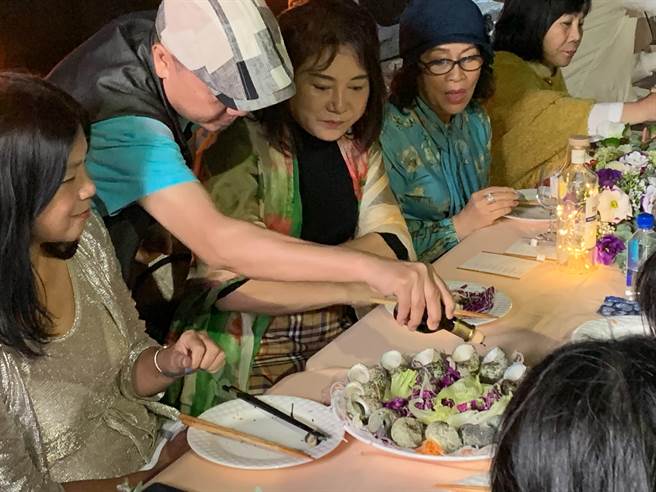 国际艺术家「白鱼」林伯禧也精通美食，6日下午在屏东恒春红柴坑举办「白鱼宴」。（林伯禧提供／潘建志屏东传真）