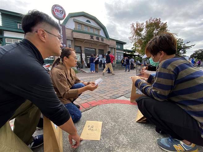 观光局补助关山镇办理行销「经典小镇」的实境游戏剧情，民眾担任1日主角进行闯关。（民眾提供）