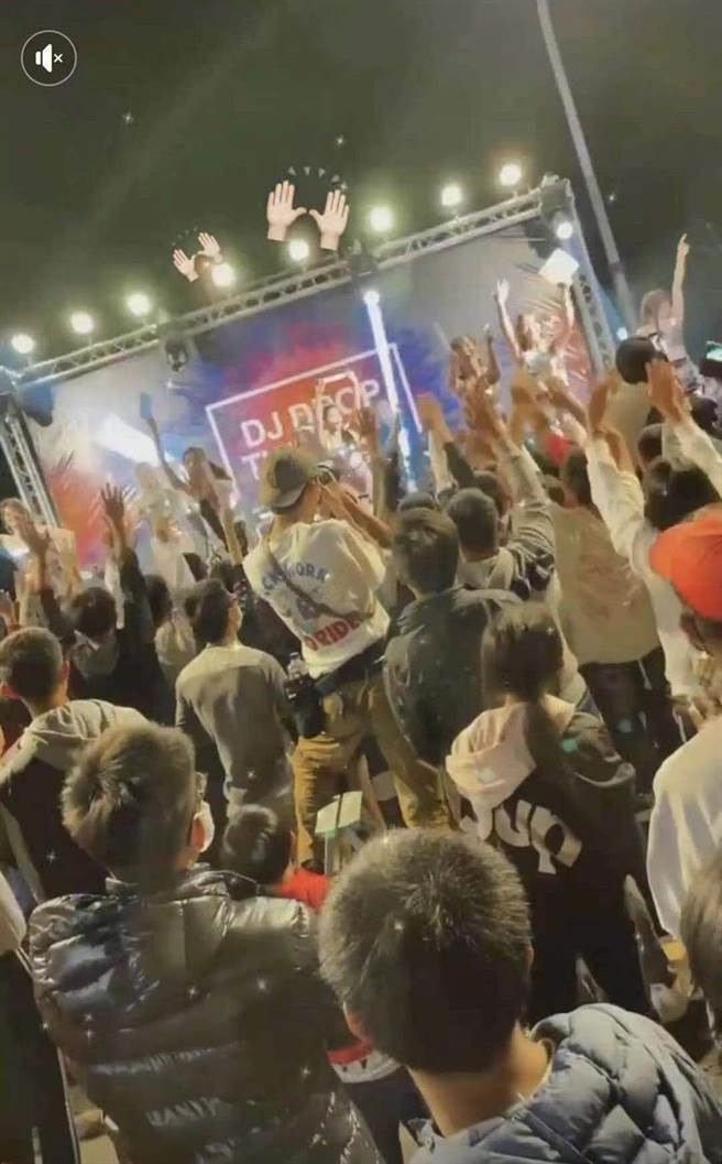 嘉义县水上乡6日晚间玄帝会遶境，竟传出有偷拍狼现踪。（水上分局提供∕吕妍庭嘉义传真）