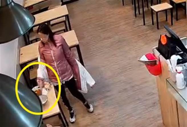 近日有店家爆料，新竹一位女子疑似不滿意餐點太貴，在離開前竟「順手」將湯打翻，刻意報復的行為全被監視器給錄下。（摘自新竹大小事）